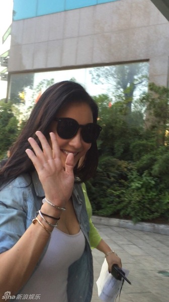 新浪娱乐讯 7月30日，张柏芝现身长沙参与《天天向上》的录制。穿着白色紧身背心的她，尽显凹凸有致的好身材，面对粉丝的镜头，她也是微笑着打招呼，心情很不错。1