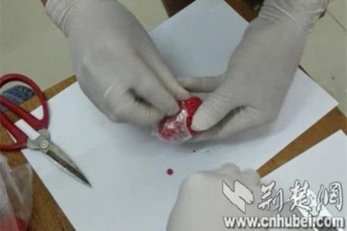 　宜昌警方查看被查获的毒品