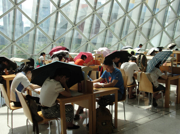 被太阳暴晒的一侧，大家打伞看书。