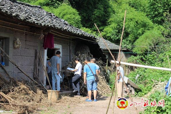 岳池县政协委员走访贫困户 岳池县政协委员走访贫困户