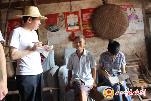 政协委员周发明在了解贫困户情况 政协委员周发明在了解贫困户情况