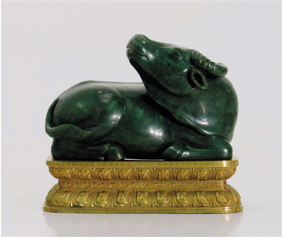鎏金铜座碧玉水牛 清代 金底座有乾隆年款 长20.8cm 私人收藏 鎏金铜座碧玉水牛 清代 金底座有乾隆年款 长20.8cm 私人收藏