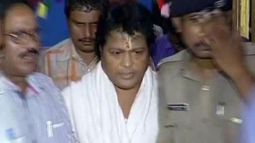 印度“灵性大师”与女大学生开房被拍，引信众愤怒抗1