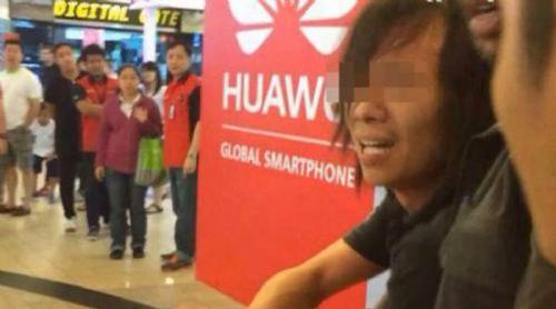 男子偷拍被锁喉  男子偷拍被锁喉