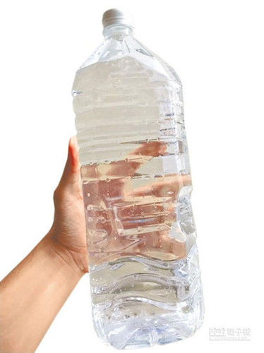 图为“苏迪罗”台风让大台北自来水变黄泥水，自来水处减免3天的水费，最低补偿19元（新台币），被批连一瓶矿泉水都买不起。