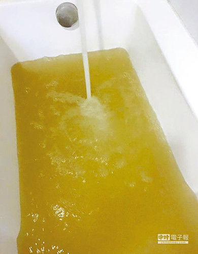 图为台北市议员王鸿薇家中的自来水，呈现黄浊色。