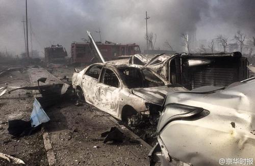 天津滨海新区跃进路上被炸毁的车辆。京华时报 韩天博 潘之望 摄