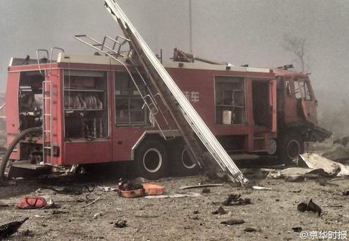 天津滨海新区跃进路上的消防车。京华时报 韩天博 潘之望 摄