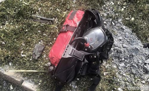 消防员提醒，爆炸可能仍存在，且火场烟雾有毒，无关人员切勿停留。京华时报 韩天博 潘之望 摄