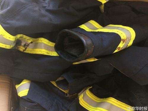 消防员制服上沾有血迹。京华时报 韩天博 潘之望 摄