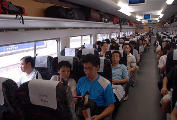 女子火车站脱衣 女子火车站脱衣