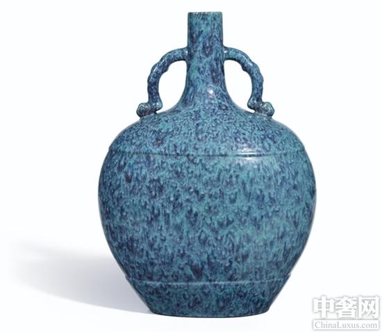 清乾隆时期的炉钧釉如意耳扁壶(1208万港元)