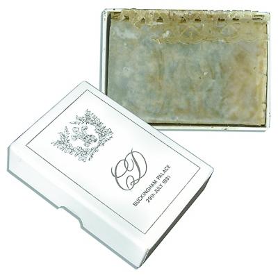 一片保存完好的戴安娜王妃婚礼蛋糕。