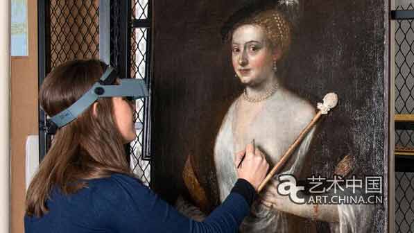 Alice Tate-Harte正在修复《提香的情人》 Alice Tate-Harte正在修复《提香的情人》