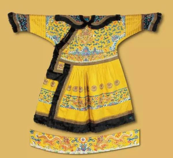 清明黄江绸金龙出凤夹朝袍 清明黄江绸金龙出凤夹朝袍