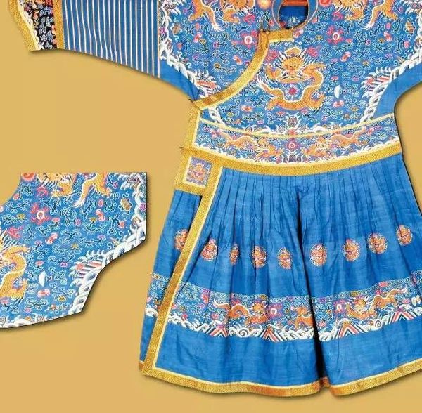 清月白地缂丝五彩金龙单朝袍 清月白地缂丝五彩金龙单朝袍