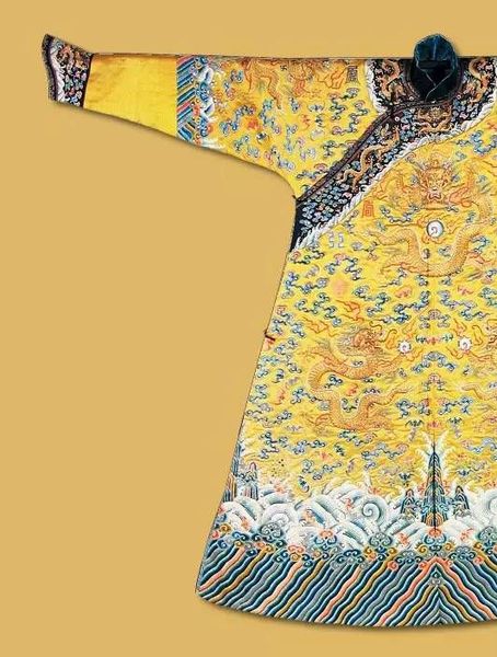 清明黄缎彩绣平金龙棉龙袍 清明黄缎彩绣平金龙棉龙袍