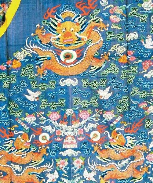 清蓝地缂丝云龙常服袍料局 清蓝地缂丝云龙常服袍料局