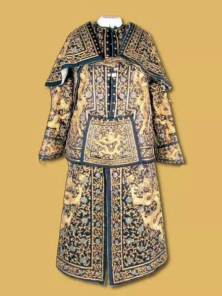 清蓝缎平金龙铜钉棉甲 甲上有金线缝制的龙纹 清蓝缎平金龙铜钉棉甲 甲上有金线缝制的龙纹