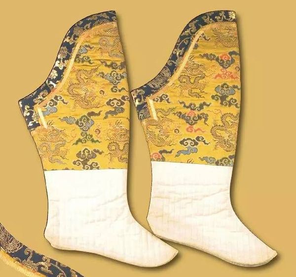 清白布湘色边高腰棉袜 袜腰上织有精致的云龙纹 清白布湘色边高腰棉袜 袜腰上织有精致的云龙纹