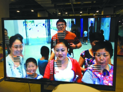 中国科技馆推出的免费测“颜值”项目吸引了不少观众。 中国科技馆推出的免费测“颜值”项目吸引了不少观众。