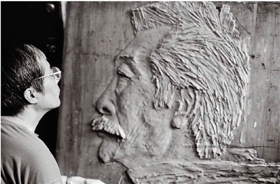 笔者在鲁迅浮雕前 笔者在鲁迅浮雕前