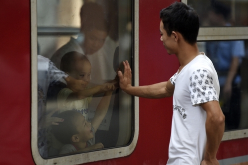 离别 暑假即将结束 “小候鸟”们踏上返乡旅途