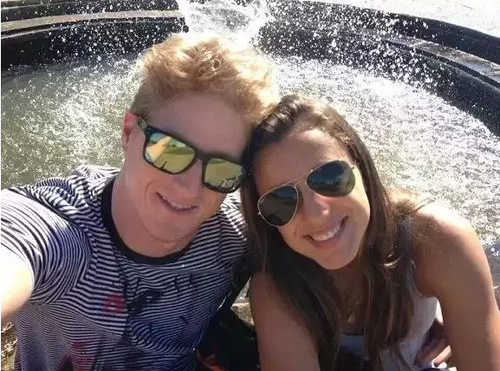 有媒体爆料女星佘诗曼近日醉倒接头被同行男友人又搂又摸。