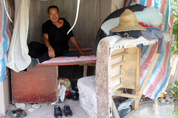 男子穴居桥洞 每天省5块想“像城里人一样买钻戒”1