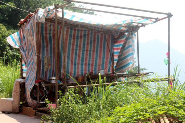 男子穴居桥洞 每天省5块想“像城里人一样买钻戒”5