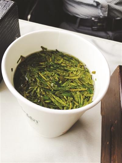 高铁餐车被要求必须买88元茶水 不花钱就别坐(图)3 高铁餐车被要求必须买88元茶水 不花钱就别坐(图)3