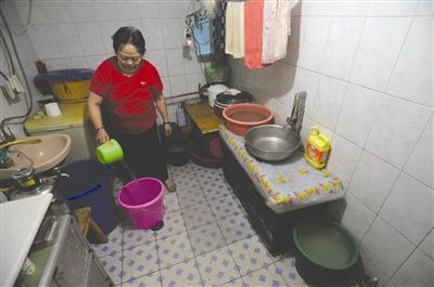 六旬老人蜗居底楼车库10年 竟因不愿爬楼梯(图)1 六旬老人蜗居底楼车库10年 竟因不愿爬楼梯(图)1