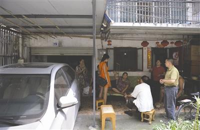 六旬老人蜗居底楼车库10年 竟因不愿爬楼梯(图)2 六旬老人蜗居底楼车库10年 竟因不愿爬楼梯(图)2