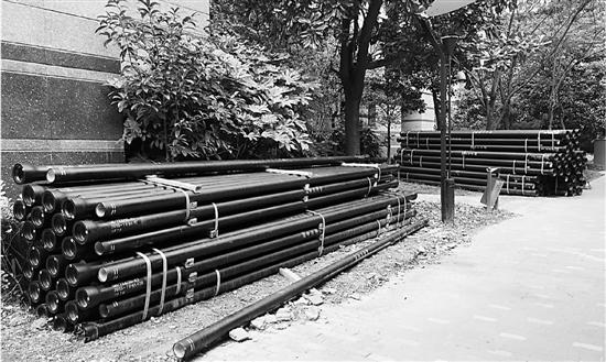 杭州一小区面临停水 居民无奈上演“水表保卫战” 杭州一小区面临停水 居民无奈上演“水表保卫战”