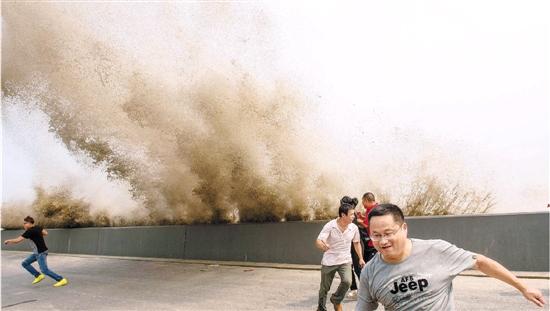 钱塘江秋潮再起 专家预计今年潮水比去年更大 钱塘江秋潮再起 专家预计今年潮水比去年更大