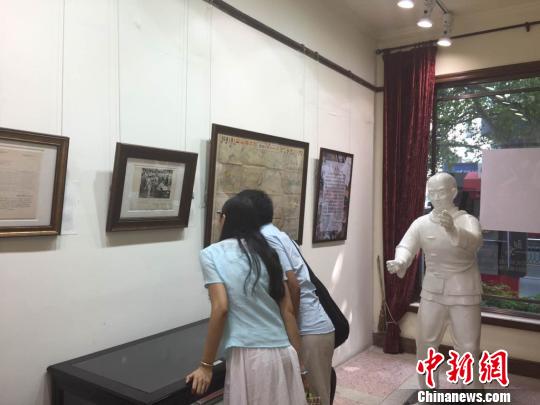 世界名人手迹南京亮相直观感受历史的“墨迹”