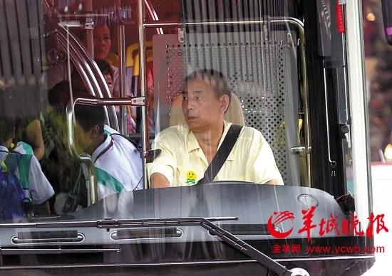 广州严抓公交司机系安全带 老式公交车掀加装安全带风 广州严抓公交司机系安全带 老式公交车掀加装安全带风