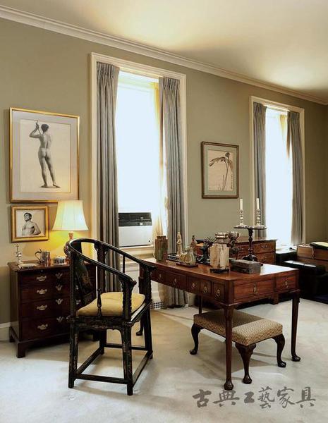 踩着清末从宫廷中流传出来的地毯，你可随意选择一件明代红木椅坐下，而书案上十几件古玉，则可随时把玩。