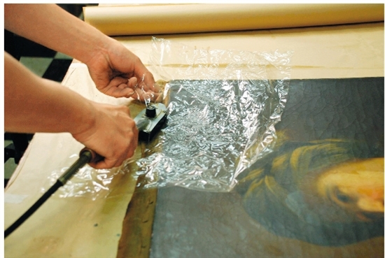 2.利用小熨斗理平画布边的皱折 2.利用小熨斗理平画布边的皱折