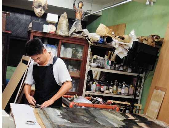 3.将画布从旧内框卸下 3.将画布从旧内框卸下