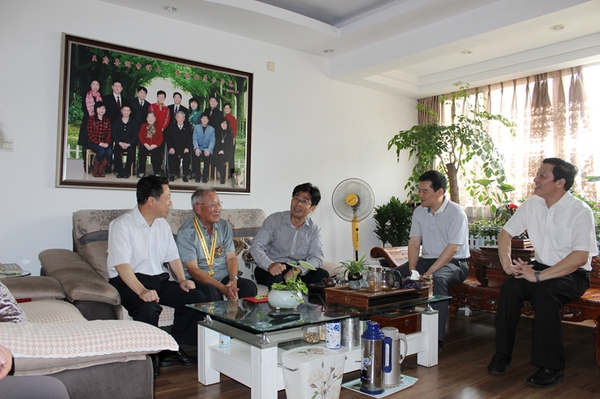 日照市政协主席刘加顺走访抗战老战士