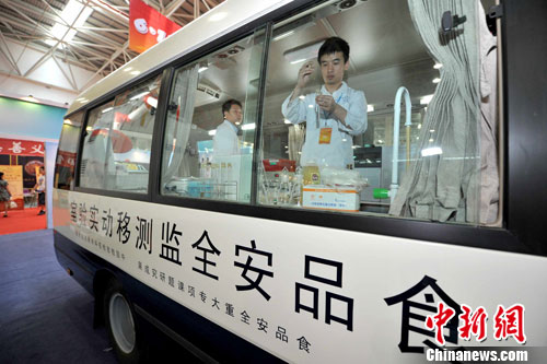 食品安全监测移动实验车 中新社发 王东明 摄 食品安全监测移动实验车 中新社发 王东明 摄