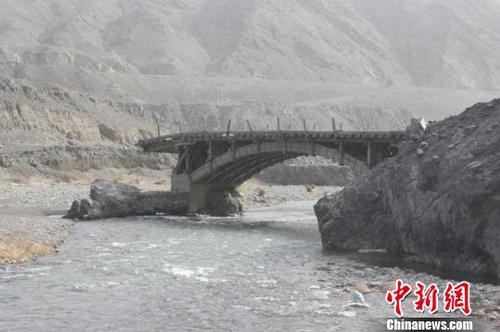 图为乌鲁木齐达坂城区白杨河上的木拱桥。　达坂城区宣传部供图　摄