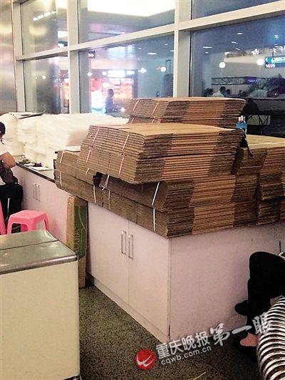 男子2000元买12瓶洋酒 机场打包费达1720元(图) 男子2000元买12瓶洋酒 机场打包费达1720元(图)