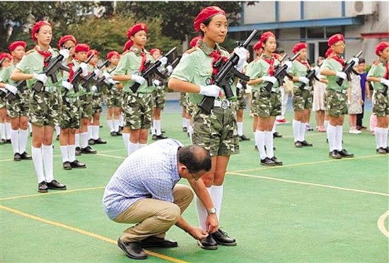 校长蹲下身给学生系鞋带 照片引无数点赞(图) 校长蹲下身给学生系鞋带 照片引无数点赞(图)