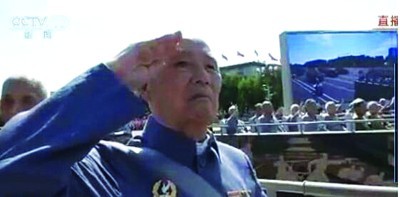 92岁“敬礼老兵”回家 上火车就被认出 92岁“敬礼老兵”回家 上火车就被认出