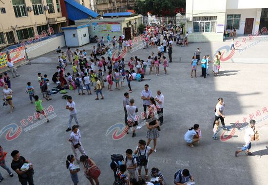 教室被外租开宾馆 一小学300多学生滞留操场(图)1 教室被外租开宾馆 一小学300多学生滞留操场(图)1