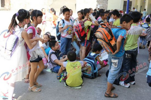 教室被外租开宾馆 一小学300多学生滞留操场(图)2 教室被外租开宾馆 一小学300多学生滞留操场(图)2