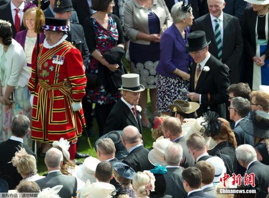 英两代女王“履历表” 伊丽莎白二世为军方开过卡车1 英两代女王“履历表” 伊丽莎白二世为军方开过卡车1