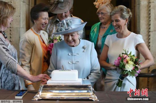 英两代女王“履历表” 伊丽莎白二世为军方开过卡车2 英两代女王“履历表” 伊丽莎白二世为军方开过卡车2